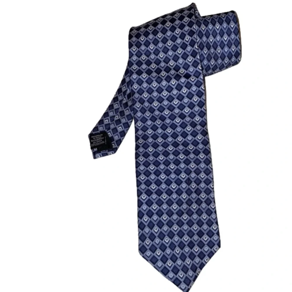 𝅺DRESS your young man for success in this Classic Van Heusen Youth tie 100%silk